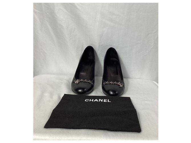 Timeless Schwarze Leder-Pumps mit CC-Kettendetail von Chanel - Ansicht 9