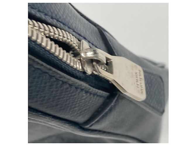 Borsa Documenti Louis Vuitton Taiga Vasili PM Blu navy - vista 12