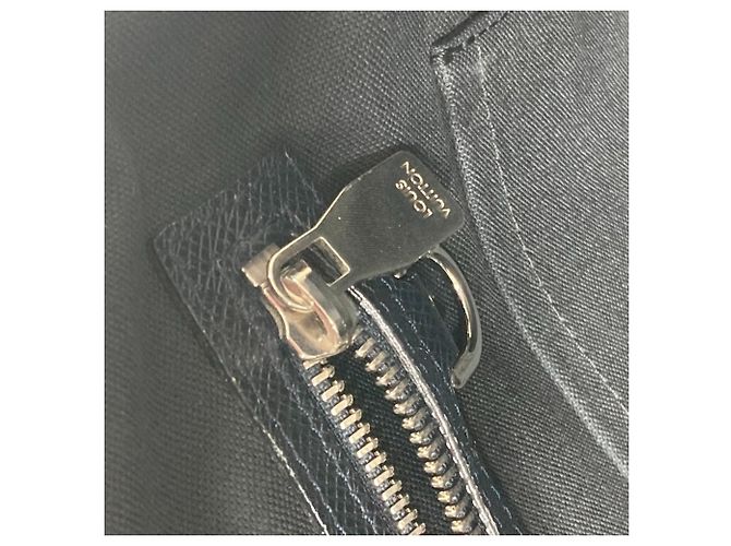 Borsa Documenti Louis Vuitton Taiga Vasili PM Blu navy - vista 14
