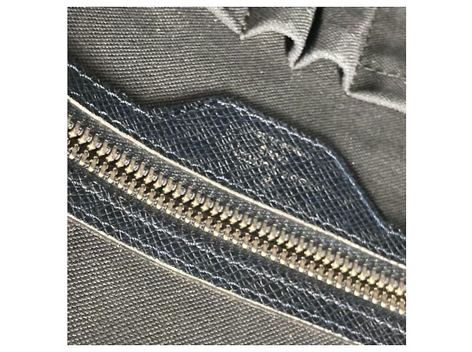Borsa Documenti Louis Vuitton Taiga Vasili PM Blu navy - vista 15