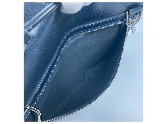 Borsa Documenti Louis Vuitton Taiga Vasili PM Blu navy - vista 18