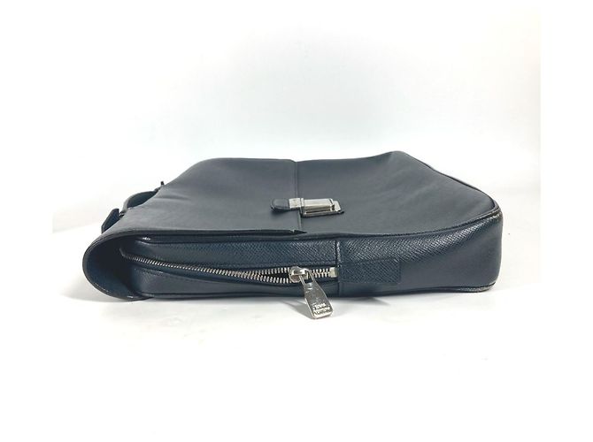 Borsa Documenti Louis Vuitton Taiga Vasili PM Blu navy - vista 2