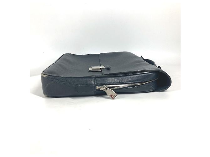 Borsa Documenti Louis Vuitton Taiga Vasili PM Blu navy - vista 4