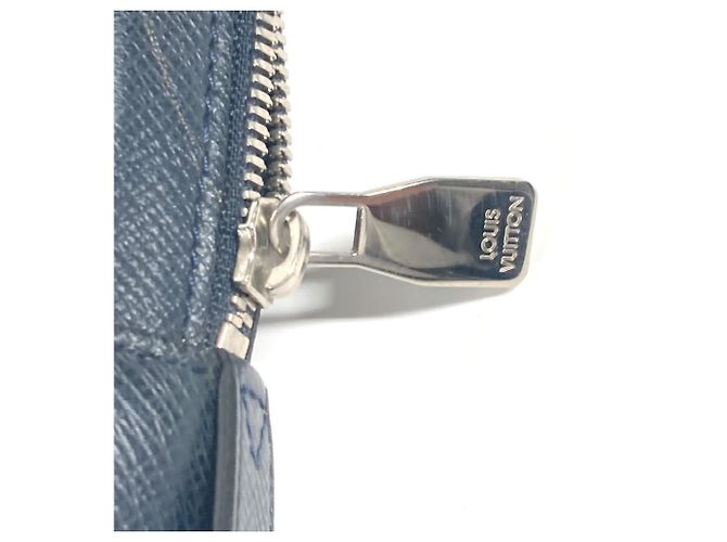 Borsa Documenti Louis Vuitton Taiga Vasili PM Blu navy - vista 8