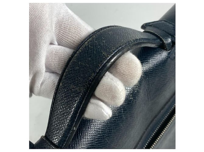 Borsa Documenti Louis Vuitton Taiga Vasili PM Blu navy - vista 9