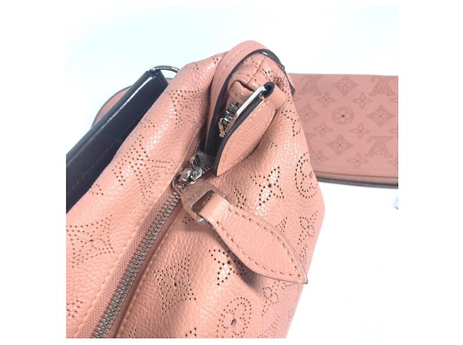 Borsa a tracolla Louis Vuitton Mahina Selene PM Marrone Rosa - vista 11