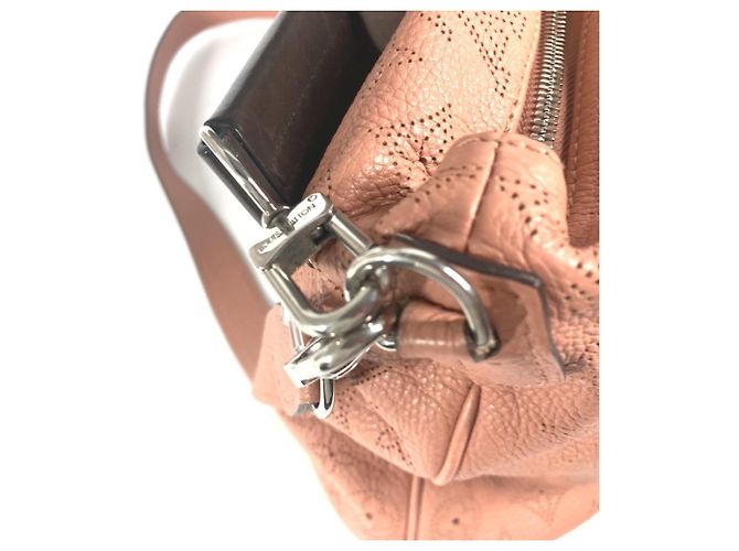 Borsa a tracolla Louis Vuitton Mahina Selene PM Marrone Rosa - vista 12