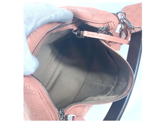 Borsa a tracolla Louis Vuitton Mahina Selene PM Marrone Rosa - vista 16