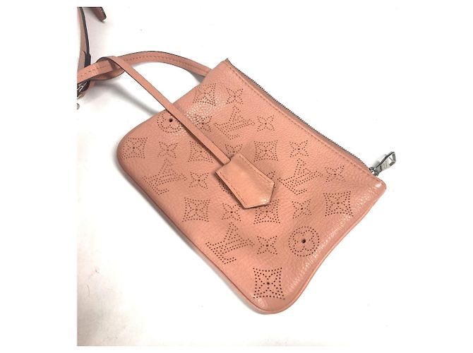 Borsa a tracolla Louis Vuitton Mahina Selene PM Marrone Rosa - vista 8