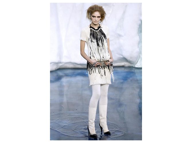 Ikonisches Fransen-Tweed-Kleid der Chanel Arctic Ice Kollektion 38 FR Roh - Ansicht 6