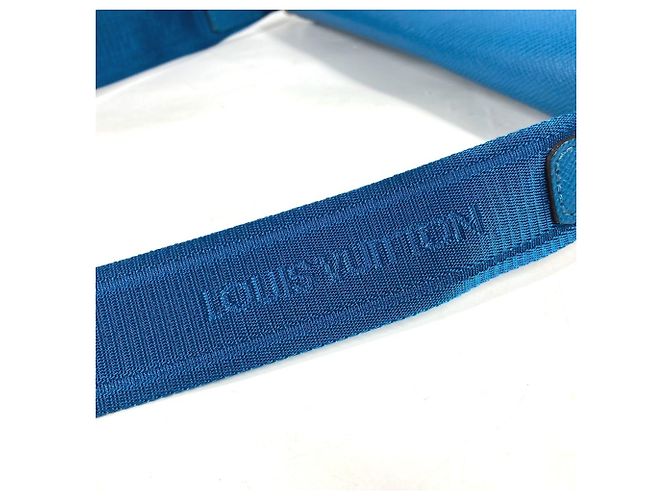 Borsa a tracolla con flap Roman PM in Taiga di Louis Vuitton Blu - vista 10
