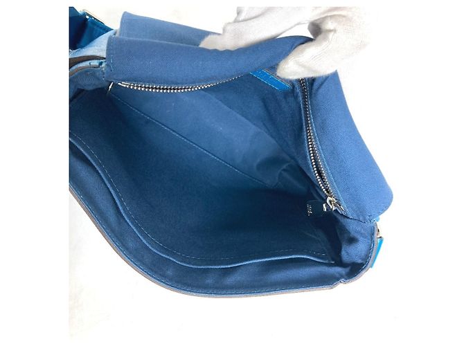 Borsa a tracolla con flap Roman PM in Taiga di Louis Vuitton Blu - vista 15