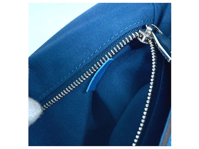 Borsa a tracolla con flap Roman PM in Taiga di Louis Vuitton Blu - vista 17
