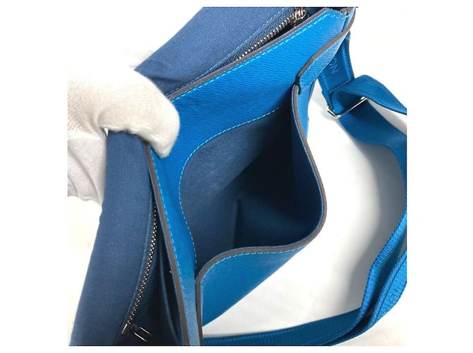 Borsa a tracolla con flap Roman PM in Taiga di Louis Vuitton Blu - vista 18