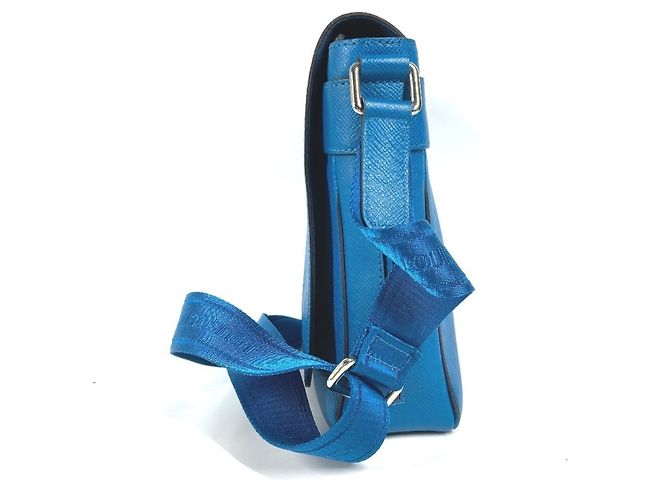 Borsa a tracolla con flap Roman PM in Taiga di Louis Vuitton Blu - vista 4
