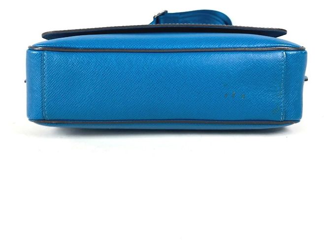 Borsa a tracolla con flap Roman PM in Taiga di Louis Vuitton Blu - vista 5