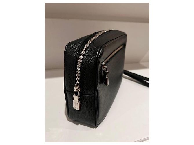 Louis Vuitton Pochette en cuir Taiga noir gris - vue 2