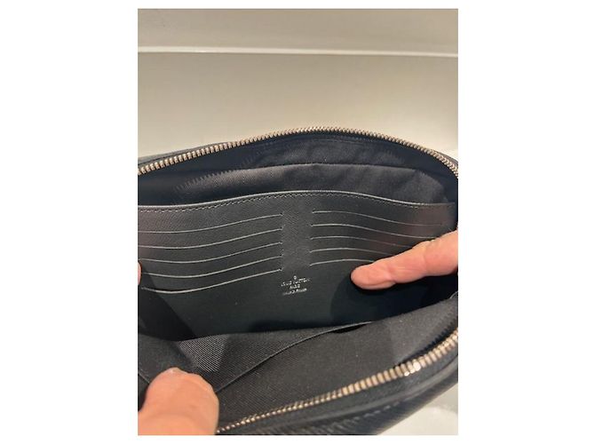 Louis Vuitton Pochette en cuir Taiga noir gris - vue 5