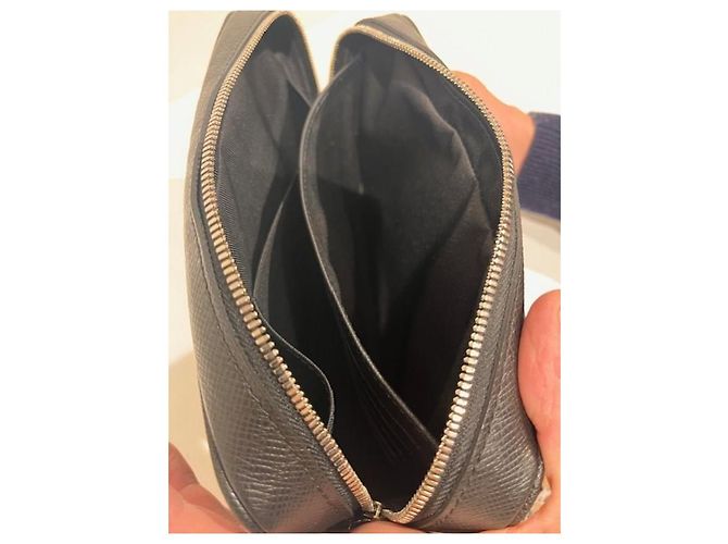 Louis Vuitton Pochette en cuir Taiga noir gris - vue 6