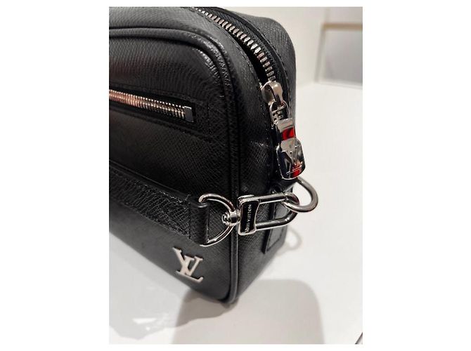 Louis Vuitton Pochette en cuir Taiga noir gris - vue 8