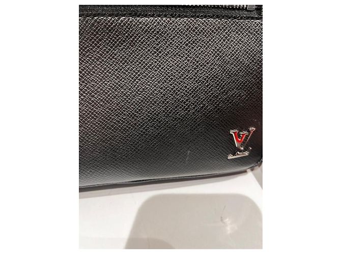 Louis Vuitton Pochette en cuir Taiga noir gris - vue 9