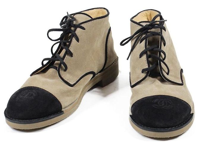 Botas de cano curto com cadarço Chanel em camurça bege - vista 2