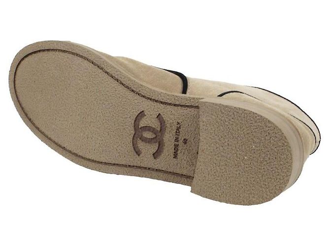 Botas de cano curto com cadarço Chanel em camurça bege - vista 5