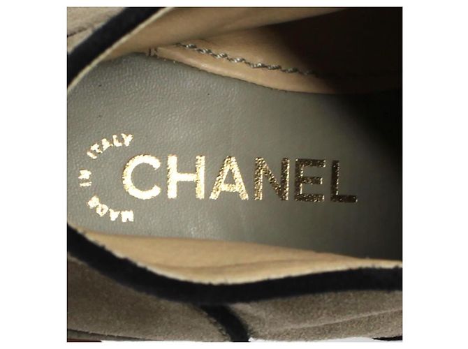 Botas de cano curto com cadarço Chanel em camurça bege - vista 6