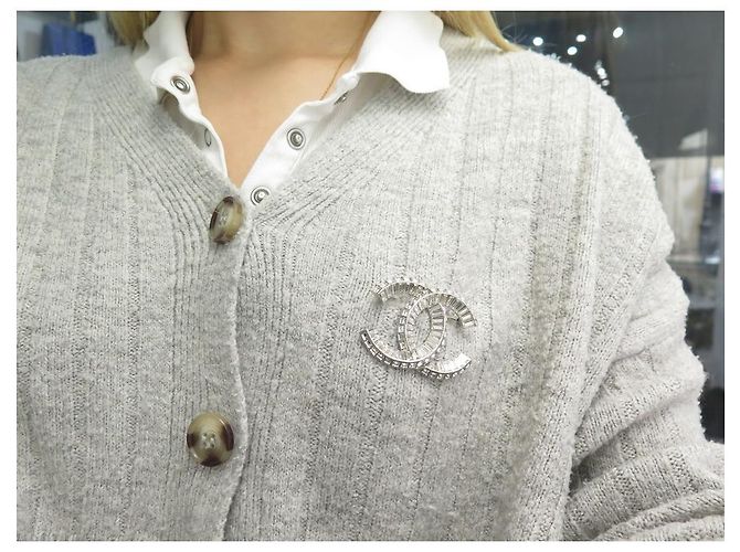 NEUE CHANEL CC LOGO STRASS BROSCHE 2023 SILBERMETALL BROSCHE - Ansicht 11