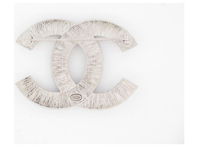 NEUE CHANEL CC LOGO STRASS BROSCHE 2023 SILBERMETALL BROSCHE - Ansicht 2