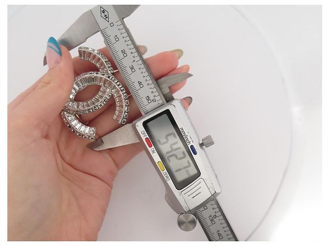 NEUE CHANEL CC LOGO STRASS BROSCHE 2023 SILBERMETALL BROSCHE - Ansicht 8