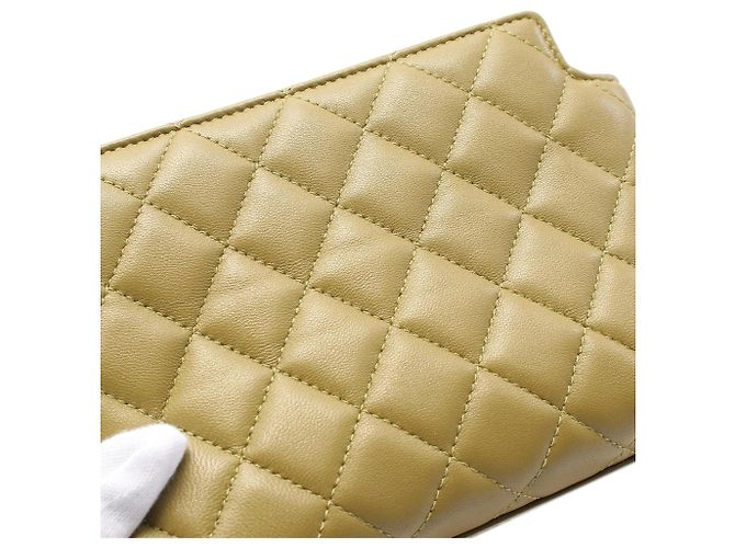 Chanel Schultertasche aus grünem, gestepptem Lammleder Leo Olivgrün - Ansicht 6