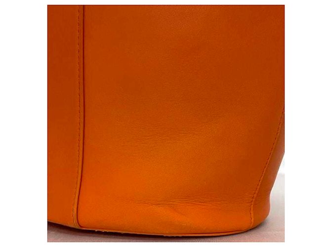 Oranger Leder-Shopper von Bottega Veneta - Ansicht 9