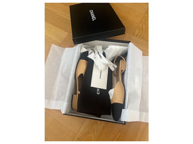 Sandali Slingback Chanel in pelle beige - vista 2