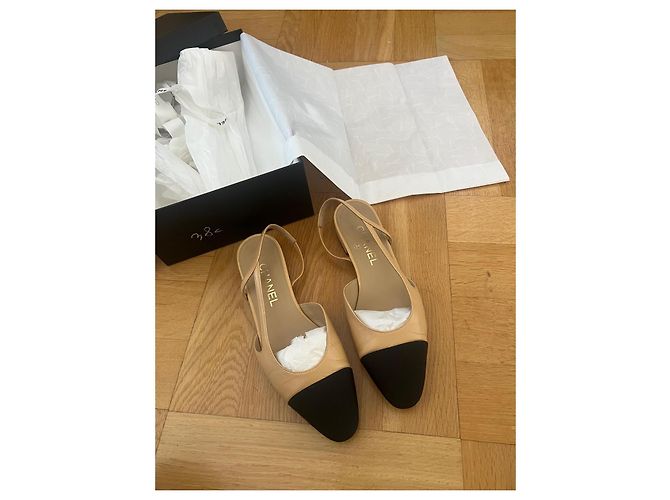 Sandali Slingback Chanel in pelle beige - vista 3