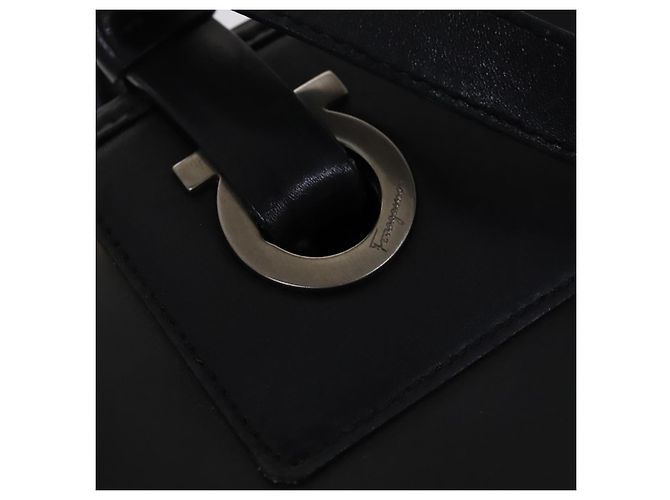 Borsa a mano Gancini in vinile nero Salvatore Ferragamo Auth bs23548 - vista 14