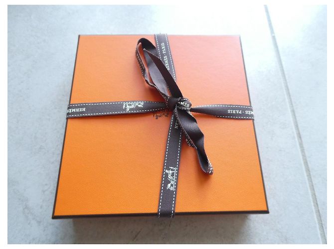 Cuadrado Hermès edición limitada nuevo con su caja 60X60 Gris - vista 6