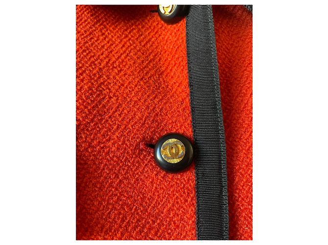 Conjunto de saia e casaco Chanel em tweed coral - vista 2