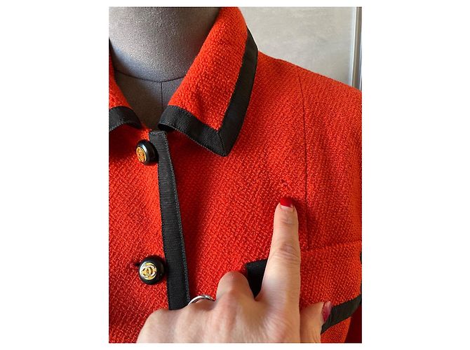Conjunto de saia e casaco Chanel em tweed coral - vista 3