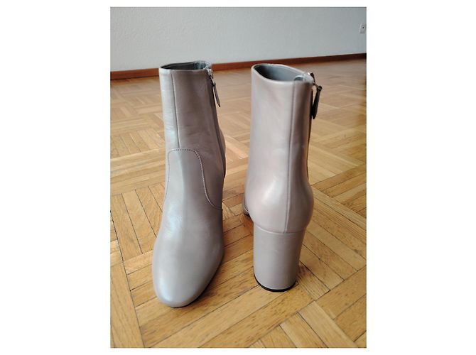 BOTINES PRADA CON TACÓN EN CUERO GRIS. - vista 10