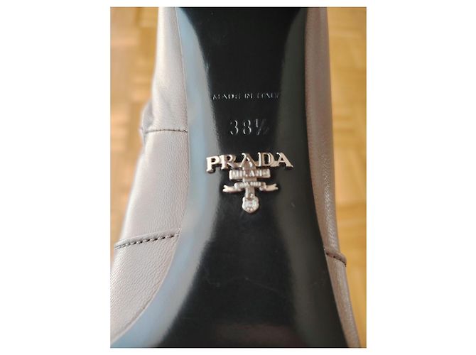BOTINES PRADA CON TACÓN EN CUERO GRIS. - vista 2