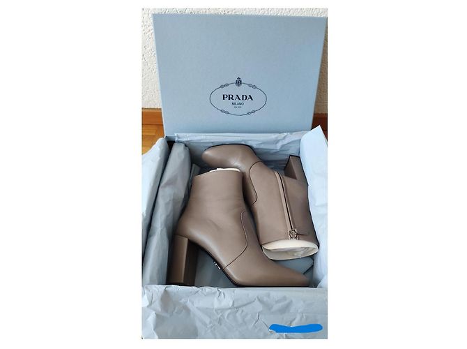 BOTINES PRADA CON TACÓN EN CUERO GRIS. - vista 3