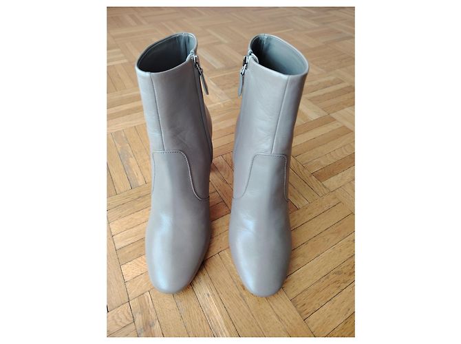 BOTINES PRADA CON TACÓN EN CUERO GRIS. - vista 4