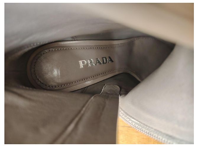 BOTINES PRADA CON TACÓN EN CUERO GRIS. - vista 7