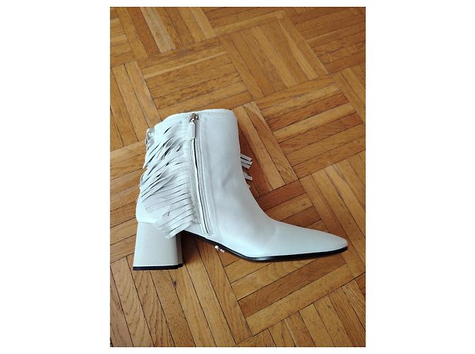 PRADA TRONCHETTI IN PELLE CON FRANGE. Bianco - vista 10