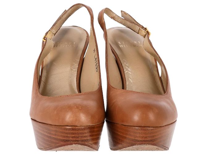Stuart Weitzman Décolleté Slingback con Piattaforma in Pelle Marrone - vista 2