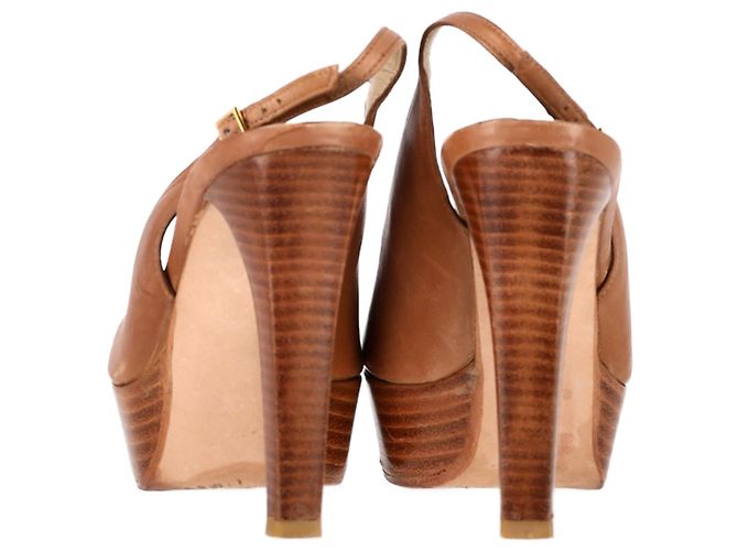 Stuart Weitzman Décolleté Slingback con Piattaforma in Pelle Marrone - vista 5