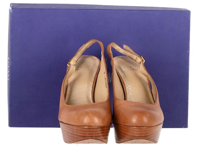 Stuart Weitzman Décolleté Slingback con Piattaforma in Pelle Marrone - vista 7