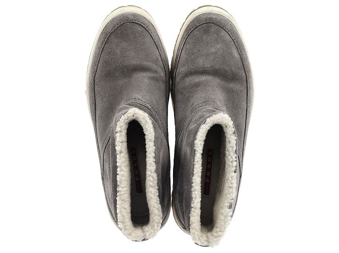 Prada Winter Stiefeletten aus grauem Wildleder mit Shearling-Futter Weiß Roh - Ansicht 3