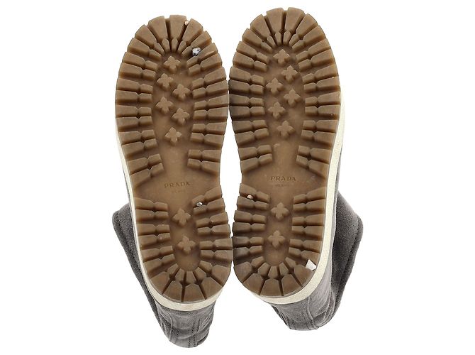 Prada Winter Stiefeletten aus grauem Wildleder mit Shearling-Futter Weiß Roh - Ansicht 6